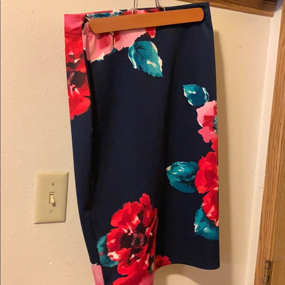 NWT size Medium pencil skirt.